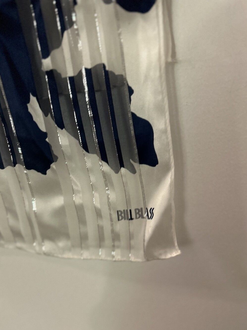 Vintage Bill Blass 80s High Contrast Print Scarf 11”x55” Navy Silver Vertical - Picture 3 of 7
